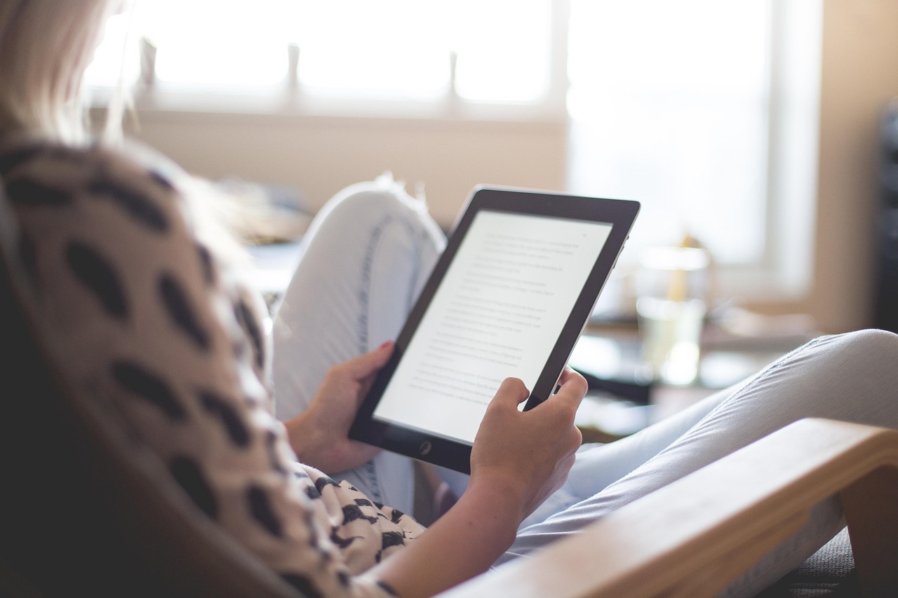 Reading on Screens vs. Paper: What Actually Changes and What Doesn't